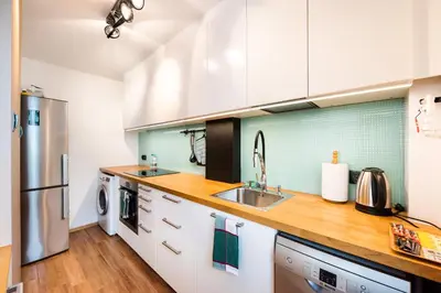 Kuchnia lub aneks kuchenny w obiekcie Ochota Artistic Space Apartment by BookingHost