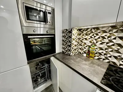 Kuchnia lub aneks kuchenny w obiekcie HOLIDAY 5 Air Condition WiFi 75'TV Netflix Disney HBO AppleTV
