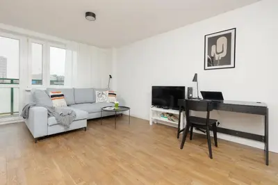 Telewizja i/lub zestaw kina domowego w obiekcie Modern Studio with Balcony Warsaw Mokotów by Noclegi Renters