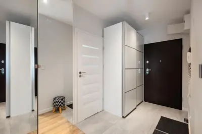 Plan piętra w obiekcie Metro Młynów Vibrant Apartment by BookingHost