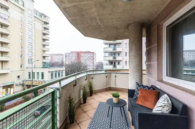 Balkon lub taras w obiekcie SuperApart Żytnia 16 - Blisko Muzeum Powstania i Centrum