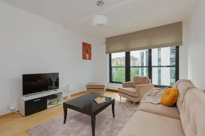 Telewizja i/lub zestaw kina domowego w obiekcie Dzielna Apartment Warsaw Wola by Noclegi Renters