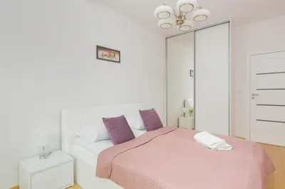 Łóżko lub łóżka w pokoju w obiekcie Dzielna Apartment Warsaw Wola by Noclegi Renters