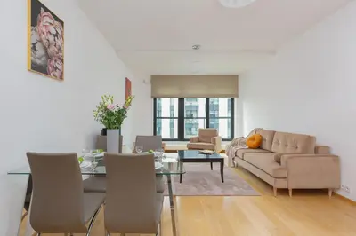 Część wypoczynkowa w obiekcie Dzielna Apartment Warsaw Wola by Noclegi Renters