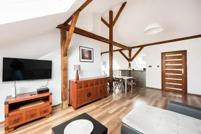 Telewizja i/lub zestaw kina domowego w obiekcie Plac Narutowicza Two-Level Apartment by BookingHost