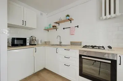 Kuchnia lub aneks kuchenny w obiekcie Urban Oasis Private Apartment with Palace of Culture View