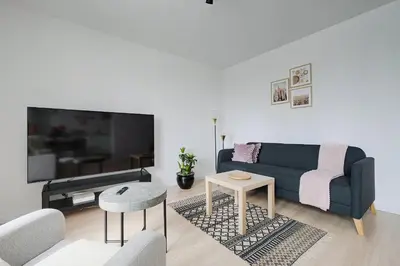 Telewizja i/lub zestaw kina domowego w obiekcie Urban Oasis Private Apartment with Palace of Culture View