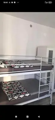 Łóżko lub łóżka piętrowe w pokoju w obiekcie Hostel Home