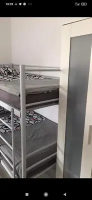 Łóżko lub łóżka piętrowe w pokoju w obiekcie Hostel Home