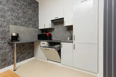 Kuchnia lub aneks kuchenny w obiekcie Park Arkadia Apartment with Parking Mokotów by Noclegi Renters