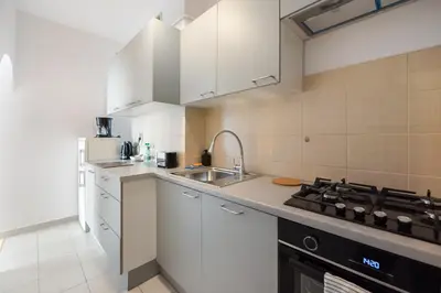 Kuchnia lub aneks kuchenny w obiekcie Plac Wilsona Euphony Apartment by BookingHost