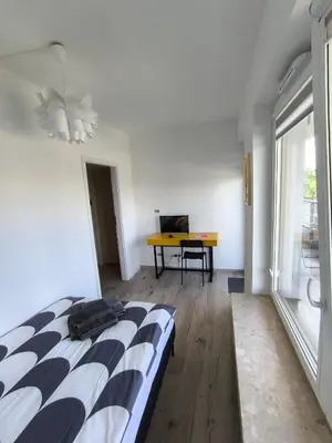 Łóżko lub łóżka w pokoju w obiekcie Pokoje Oszmiańska