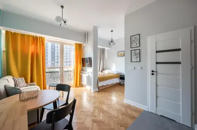 Łóżko lub łóżka w pokoju w obiekcie Grzybowska Sundown City Centre Apartment by BookingHost