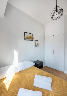 Łóżko lub łóżka w pokoju w obiekcie Grzybowska Sundown City Centre Apartment by BookingHost