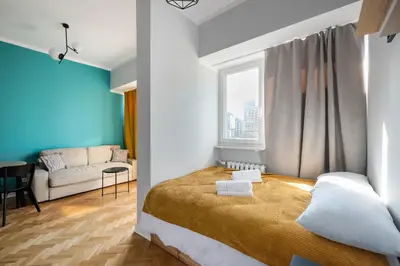 Łóżko lub łóżka w pokoju w obiekcie Grzybowska Sundown City Centre Apartment by BookingHost