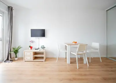 Telewizja i/lub zestaw kina domowego w obiekcie First Green Żoliborz apartament 7