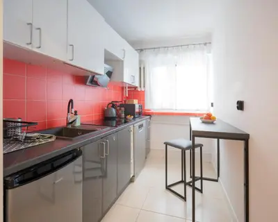Kuchnia lub aneks kuchenny w obiekcie First Green Żoliborz apartament 7