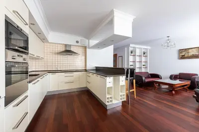 Plan piętra w obiekcie Bukowińska 12 Prywatne mieszkanie 80m2 z dwiema sypialniami i balkonem 2x bezpłatne miejsca parkingowe Samodzielne Zameldowanie! Private Garage! Self Check-in System!