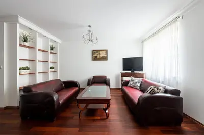 Plan piętra w obiekcie Bukowińska 12 Prywatne mieszkanie 80m2 z dwiema sypialniami i balkonem 2x bezpłatne miejsca parkingowe Samodzielne Zameldowanie! Private Garage! Self Check-in System!