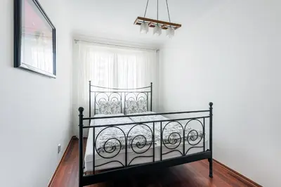 Plan piętra w obiekcie Bukowińska 12 Prywatne mieszkanie 80m2 z dwiema sypialniami i balkonem 2x bezpłatne miejsca parkingowe Samodzielne Zameldowanie! Private Garage! Self Check-in System!