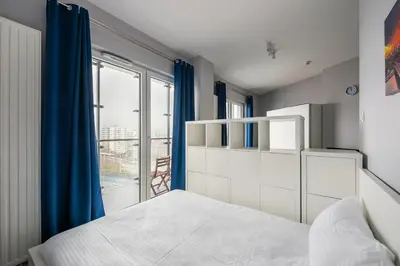 Łóżko lub łóżka w pokoju w obiekcie New Varsovia Comfort 828 by BookingHost