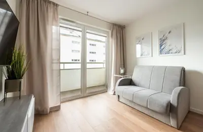 Telewizja i/lub zestaw kina domowego w obiekcie Chmielna Marble City Centre Apartment by BookingHost