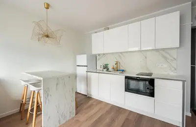 Kuchnia lub aneks kuchenny w obiekcie Chmielna Marble City Centre Apartment by BookingHost