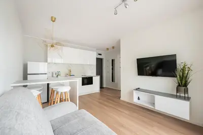 Kuchnia lub aneks kuchenny w obiekcie Chmielna Marble City Centre Apartment by BookingHost