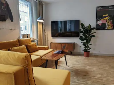 Telewizja i/lub zestaw kina domowego w obiekcie Spielberg 2 BR apartment