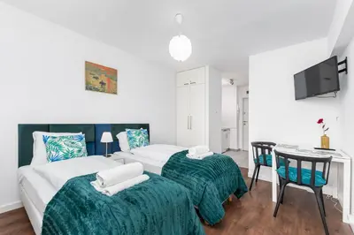 Łóżko lub łóżka w pokoju w obiekcie Broniewskiego 24A by Homeprime