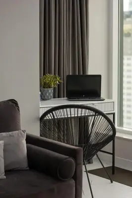 Telewizja i/lub zestaw kina domowego w obiekcie Luxurious Unique Tower Apartment with City Skyline by Renters Prestige