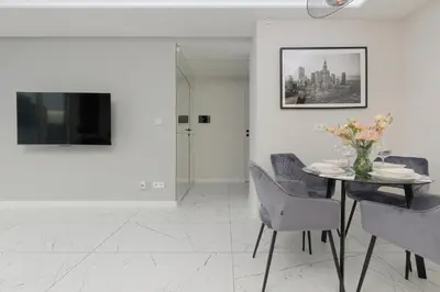 Telewizja i/lub zestaw kina domowego w obiekcie Luxurious Unique Tower Apartment with City Skyline by Renters Prestige