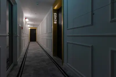 Plan piętra w obiekcie Luxurious Unique Tower Apartment with City Skyline by Renters Prestige