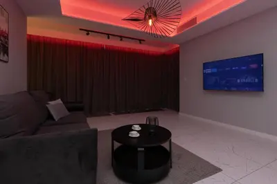 Telewizja i/lub zestaw kina domowego w obiekcie Luxurious Unique Tower Apartment with City Skyline by Renters Prestige