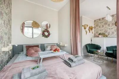 Łóżko lub łóżka w pokoju w obiekcie City Flower Apartment
