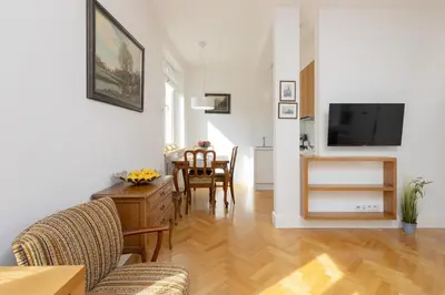 Telewizja i/lub zestaw kina domowego w obiekcie Koszykowa Sunny Studio by Noclegi Renters