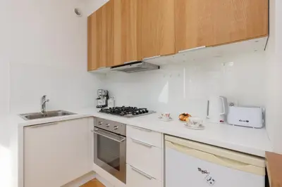 Kuchnia lub aneks kuchenny w obiekcie Koszykowa Sunny Studio by Noclegi Renters