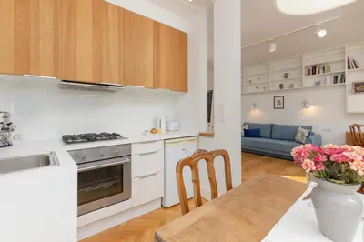 Kuchnia lub aneks kuchenny w obiekcie Koszykowa Sunny Studio by Noclegi Renters