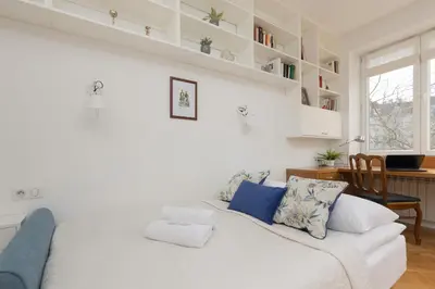 Część wypoczynkowa w obiekcie Koszykowa Sunny Studio by Noclegi Renters