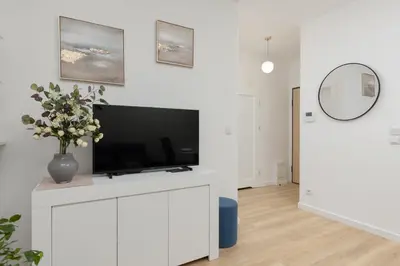 Telewizja i/lub zestaw kina domowego w obiekcie Oś Królewska - Comfortable Apartment in Wilanów