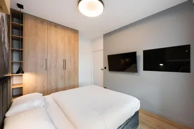 Telewizja i/lub zestaw kina domowego w obiekcie Żoliborz Obsidian Apartment by BookingHost