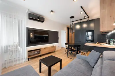 Telewizja i/lub zestaw kina domowego w obiekcie Żoliborz Obsidian Apartment by BookingHost