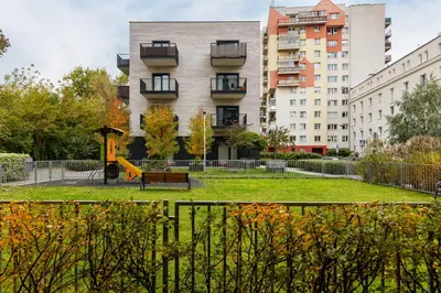 Ogród w obiekcie Wola Apartment with Balcony Sokołowska by Noclegi Renters