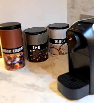 Zestaw do parzenia kawy i herbaty w obiekcie Falcon Apartment Center 2 Metro Złote Tarasy