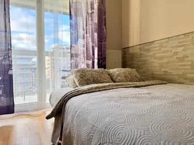Łóżko lub łóżka w pokoju w obiekcie K22 Postępu 10 Aparts Warsaw