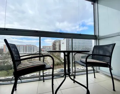 Balkon lub taras w obiekcie K22 Postępu 10 Aparts Warsaw