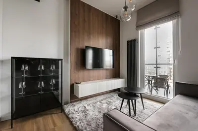 Telewizja i/lub zestaw kina domowego w obiekcie New Varsovia Comfort 205 by BookingHost
