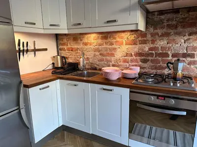 Kuchnia lub aneks kuchenny w obiekcie Stary Mokotów, z ogródkiem