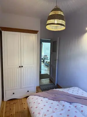 Łóżko lub łóżka w pokoju w obiekcie Stary Mokotów, z ogródkiem