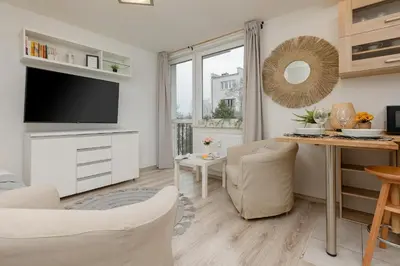 Telewizja i/lub zestaw kina domowego w obiekcie Light Studio with Balcony by Noclegi Renters